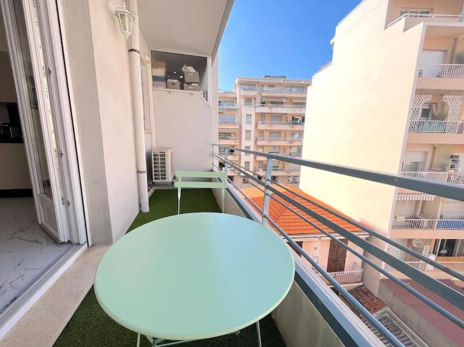 Joli Studio - Studio Neuf Terrasse Clim Wi-Fi 2 Min. Des Plages Antibes Bagian luar foto